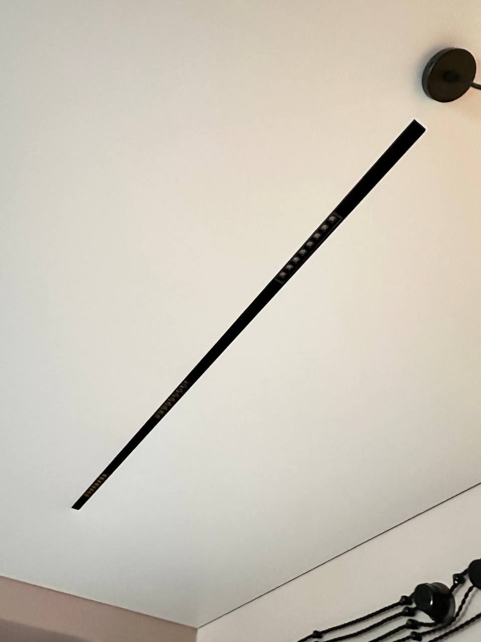 Наоборот, промежуток между стеной и полотном подчеркивается, выделяется всеми доступным методами. Основной из них — использование темной окраски элементов зазора